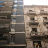 Foto 7. Ci spostiamo a questo punto su via Principe Amedeo. Qui, ad angolo con via Roberto da Bari, si trova un altro sfarzoso palazzo bianco riccamente decorato con balconi in pietra spessa e timpani dalle forme diverse: bellissimo, peccato che l�edificio debba stridere con una pi� alta abitazione moderna che va dal blu, al beige e al grigio scuro 